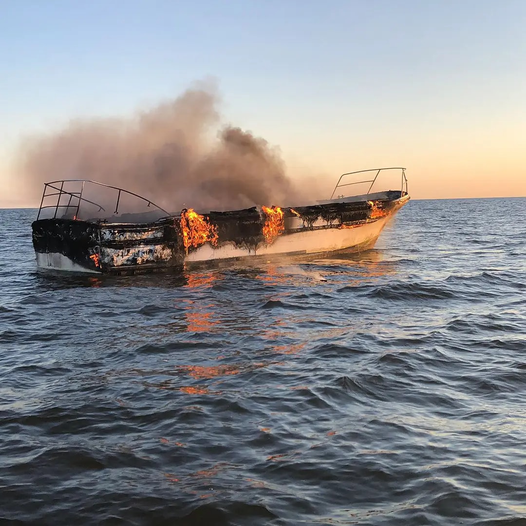 Buque se quemó frente a costas Atlántida rescatan sanos tripulantes