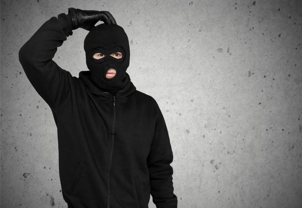 Detuvo a conductor que fugaba tras embestir, le pegó y lo robó