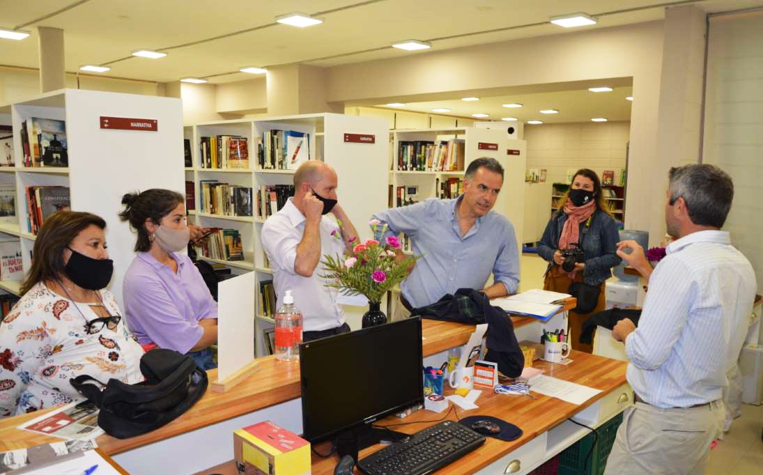 Ciudad de la Costa, biblioteca y centro cultural con nombres propios