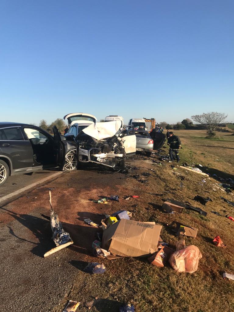 Imponente choque en cadena, autos de alta gama y camión