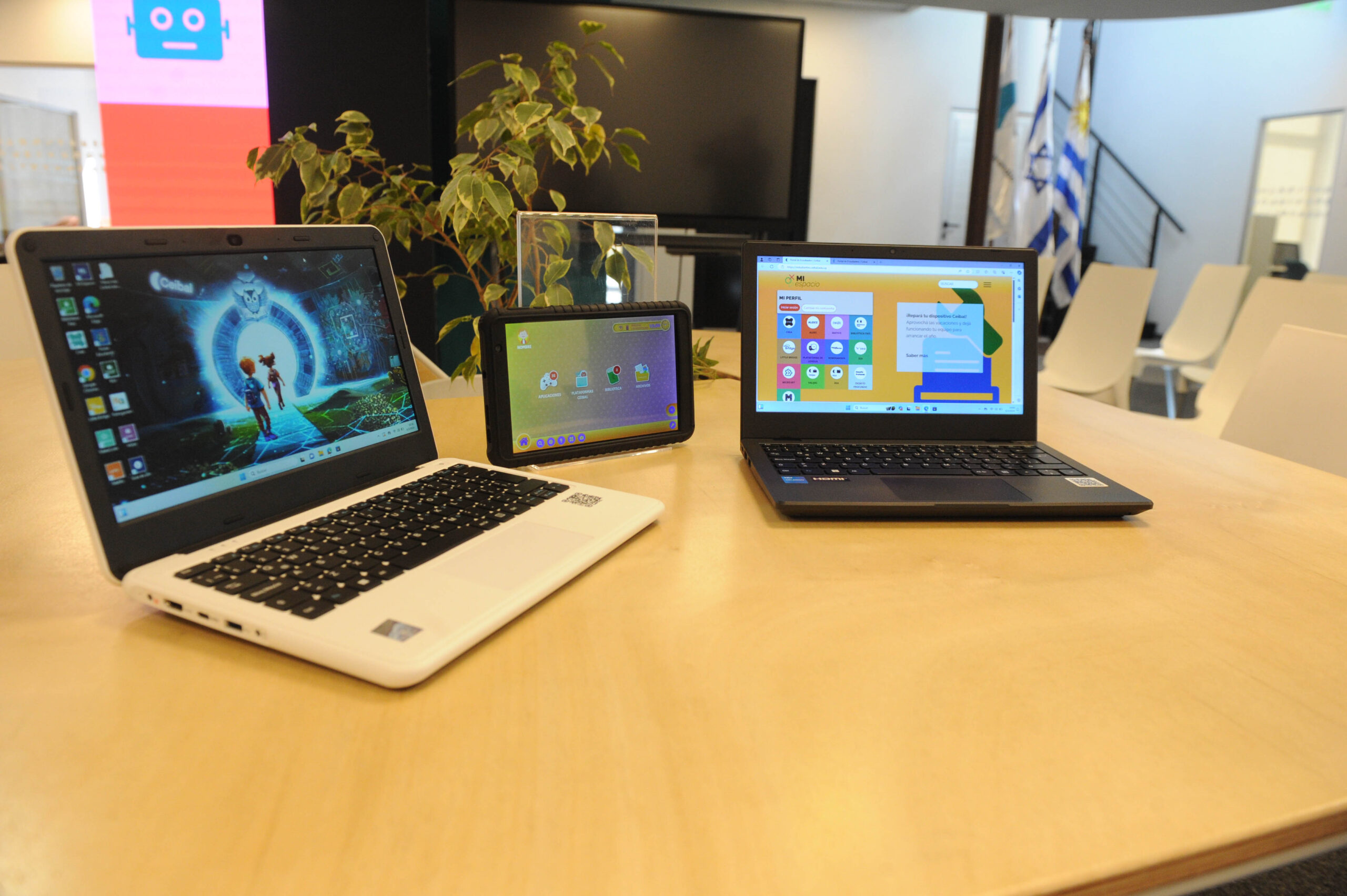 Estudiantes y docentes reciben 185.000 laptops del Ceibal