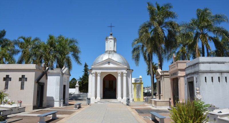 Urnas con restos sin identificar se acumulan en 17 cementerios