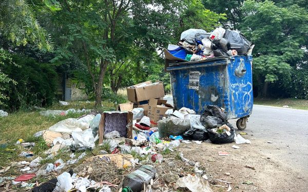 Contenedores desbordados de basura en Salinas, conflicto sigue sin solución