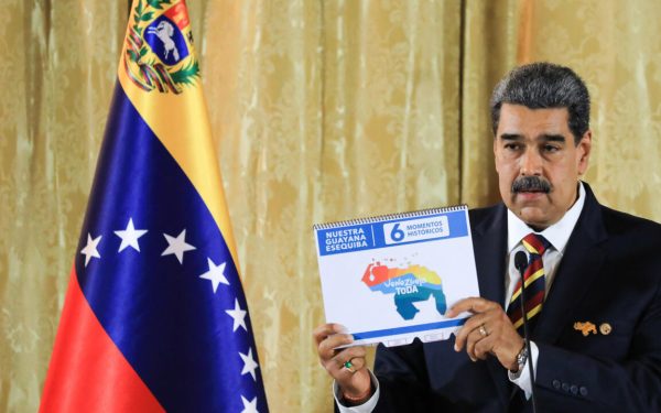 Estados Unidos invadió Venezuela, capturó a Nicolás Maduro y a su esposa